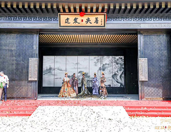 【建發(fā)·央著】國境盛啟，誰在為世界立著？！